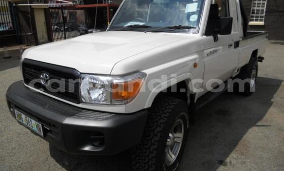 Nunua Ilio tumika Toyota Land Cruiser Nyeupe Gari ndani ya Lusaka nchini Zambia Nunua Ilio tumika Toyota Land Cruiser Nyeupe Gari ndani ya Lusaka nchini Zambia