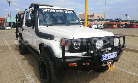 Buy Used Toyota Land Cruiser White Car in Lusaka in Zambia