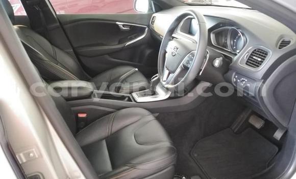Acheter Occasion Voiture Volvo V40 Cross Country Gris à Lusaka, Zambie Acheter Occasion Voiture Volvo V40 Cross Country Gris à Lusaka, Zambie