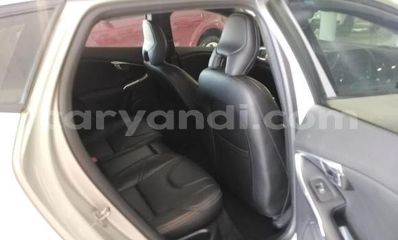 Acheter Occasion Voiture Volvo V40 Cross Country Gris à Lusaka, Zambie Acheter Occasion Voiture Volvo V40 Cross Country Gris à Lusaka, Zambie