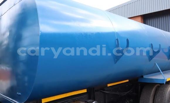 Tenga Tsaru Mercedes–Benz 3331 Chena Rori in Lusaka in Zambia Tenga Tsaru Mercedes–Benz 3331 Chena Rori in Lusaka in Zambia