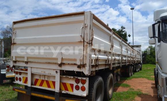 Acheter Occasion Utilitaire Volvo FL Blanc à Livingstone, Zambie Acheter Occasion Utilitaire Volvo FL Blanc à Livingstone, Zambie