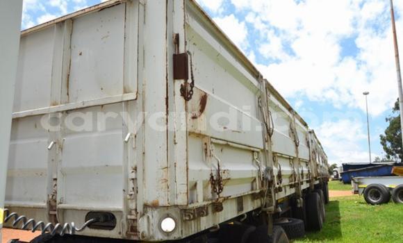 Acheter Occasion Utilitaire Volvo FL Blanc à Livingstone, Zambie Acheter Occasion Utilitaire Volvo FL Blanc à Livingstone, Zambie