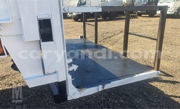 Nunua Ilio tumika Nissan UD Nyeupe Lori ndani ya Kitwe nchini Zambia Nunua Ilio tumika Nissan UD Nyeupe Lori ndani ya Kitwe nchini Zambia