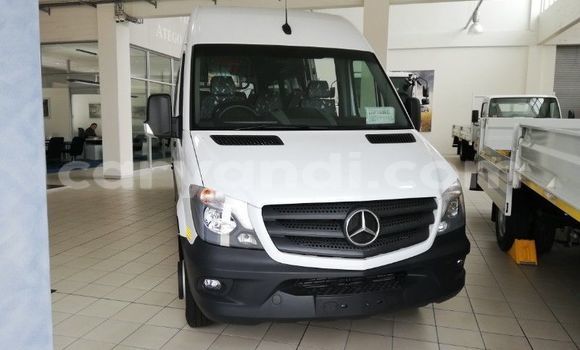 Acheter Occasion Voiture Mercedes‒Benz W115 Blanc à Kitwe, Zambie Acheter Occasion Voiture Mercedes‒Benz W115 Blanc à Kitwe, Zambie