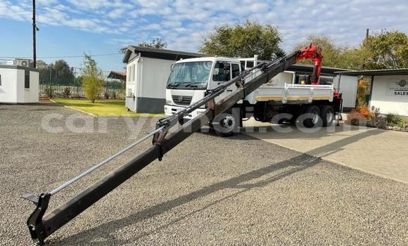 Nunua Ilio tumika Nissan UD Nyeupe Lori ndani ya Livingstone nchini Zambia Nunua Ilio tumika Nissan UD Nyeupe Lori ndani ya Livingstone nchini Zambia