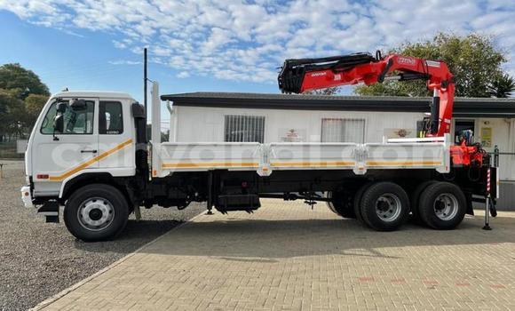 Nunua Ilio tumika Nissan UD Nyeupe Lori ndani ya Livingstone nchini Zambia Nunua Ilio tumika Nissan UD Nyeupe Lori ndani ya Livingstone nchini Zambia