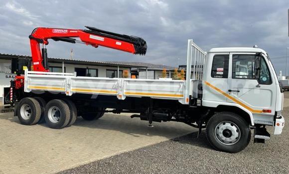 Nunua Ilio tumika Nissan UD Nyeupe Lori ndani ya Livingstone nchini Zambia Nunua Ilio tumika Nissan UD Nyeupe Lori ndani ya Livingstone nchini Zambia