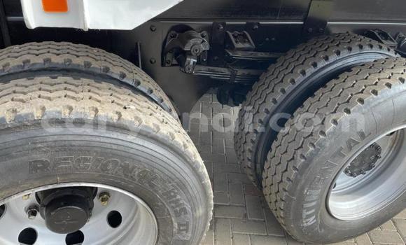 Nunua Ilio tumika Nissan UD Nyeupe Lori ndani ya Livingstone nchini Zambia Nunua Ilio tumika Nissan UD Nyeupe Lori ndani ya Livingstone nchini Zambia