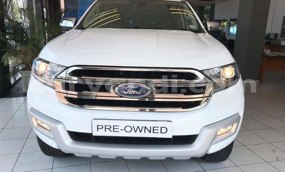 Nunua Ilio tumika Ford Everest Nyeupe Gari ndani ya Katete nchini Mashariki Nunua Ilio tumika Ford Everest Nyeupe Gari ndani ya Katete nchini Mashariki