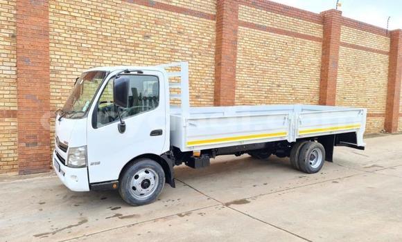 Acheter Occasion Utilitaire Hino 300 Series Blanc à Chingola, Zambie Acheter Occasion Utilitaire Hino 300 Series Blanc à Chingola, Zambie