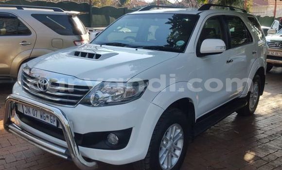 Acheter Occasion Voiture Toyota Fortuner Blanc à Livingstone, Zambie