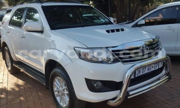 Nunua Ilio tumika Toyota Fortuner Nyeupe Gari ndani ya Livingstone nchini Zambia Nunua Ilio tumika Toyota Fortuner Nyeupe Gari ndani ya Livingstone nchini Zambia