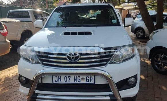 Nunua Ilio tumika Toyota Fortuner Nyeupe Gari ndani ya Livingstone nchini Zambia Nunua Ilio tumika Toyota Fortuner Nyeupe Gari ndani ya Livingstone nchini Zambia
