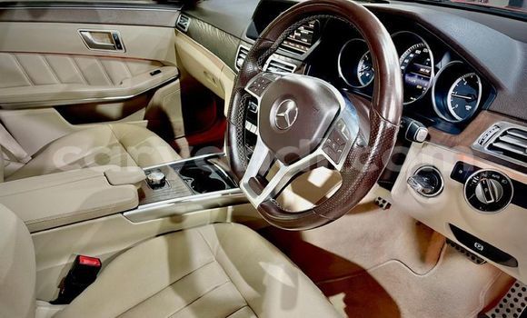 Tenga Tsaru Mercedes-Benz E-Classe Tsvuku Mota in Chilanga in Lusaka Tenga Tsaru Mercedes-Benz E-Classe Tsvuku Mota in Chilanga in Lusaka