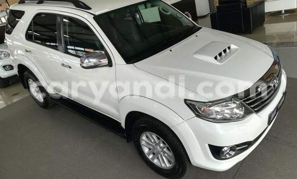 Acheter Occasion Voiture Toyota Fortuner Blanc à Livingstone, Zambie