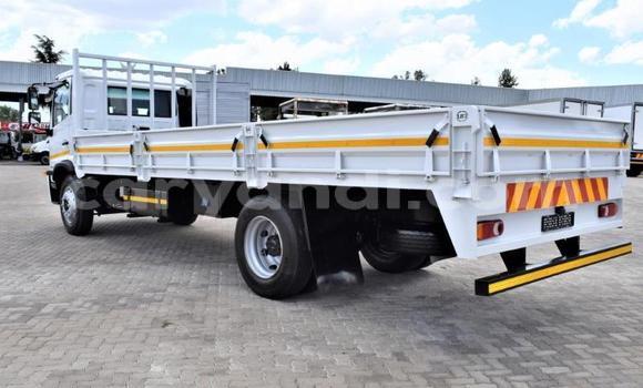 Acheter Occasion Utilitaire Nissan UD Blanc à Chingola, Zambie Acheter Occasion Utilitaire Nissan UD Blanc à Chingola, Zambie