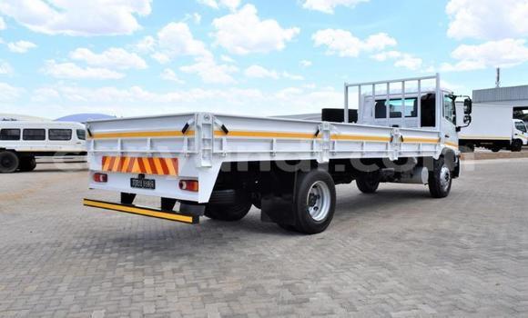 Acheter Occasion Utilitaire Nissan UD Blanc à Chingola, Zambie Acheter Occasion Utilitaire Nissan UD Blanc à Chingola, Zambie