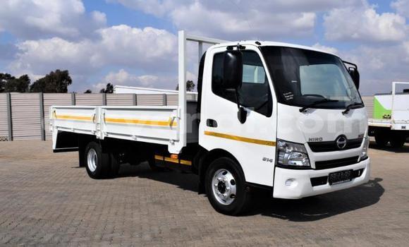 Acheter Occasion Utilitaire Hino 300 Series Blanc à Chingola, Zambie Acheter Occasion Utilitaire Hino 300 Series Blanc à Chingola, Zambie