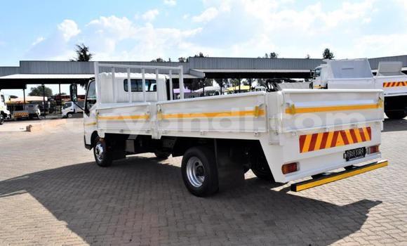 Acheter Occasion Utilitaire Hino 300 Series Blanc à Chingola, Zambie Acheter Occasion Utilitaire Hino 300 Series Blanc à Chingola, Zambie