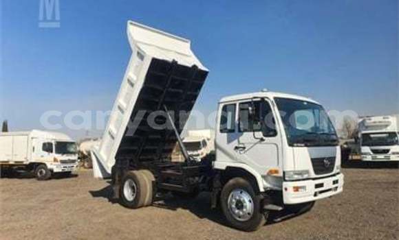 Acheter Occasion Utilitaire Nissan UD Blanc à Chingola, Zambie Acheter Occasion Utilitaire Nissan UD Blanc à Chingola, Zambie