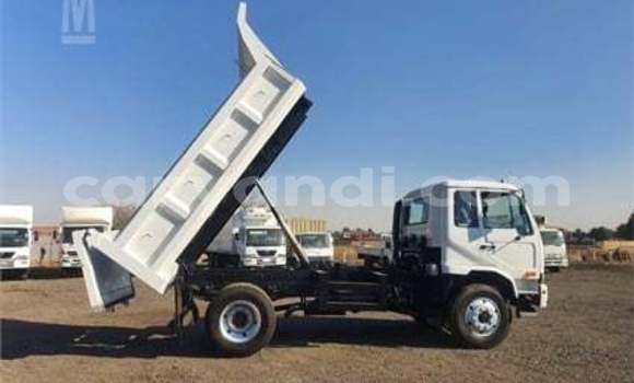 Acheter Occasion Utilitaire Nissan UD Blanc à Chingola, Zambie Acheter Occasion Utilitaire Nissan UD Blanc à Chingola, Zambie