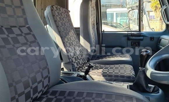 Nunua Ilio tumika Nissan UD Nyeupe Lori ndani ya Chingola nchini Zambia Nunua Ilio tumika Nissan UD Nyeupe Lori ndani ya Chingola nchini Zambia