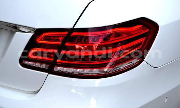 Acheter Occasion Voiture Mercedes-Benz E200 Blanc à Chingola, Zambie Acheter Occasion Voiture Mercedes-Benz E200 Blanc à Chingola, Zambie