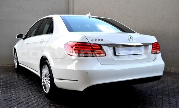 Acheter Occasion Voiture Mercedes-Benz E200 Blanc à Chingola, Zambie Acheter Occasion Voiture Mercedes-Benz E200 Blanc à Chingola, Zambie