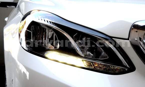 Acheter Occasion Voiture Mercedes-Benz E200 Blanc à Chingola, Zambie Acheter Occasion Voiture Mercedes-Benz E200 Blanc à Chingola, Zambie