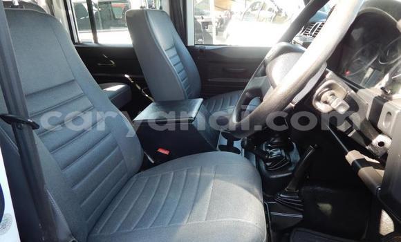 Acheter Occasion Voiture Land Rover Defender Blanc à Kasama, Zambie Acheter Occasion Voiture Land Rover Defender Blanc à Kasama, Zambie