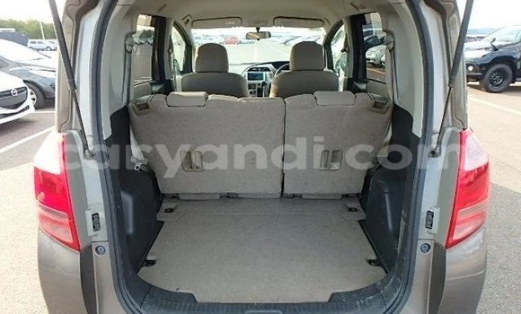 Acheter Import Voiture Toyota Ractis Marron à Lusaka, Zambie Acheter Import Voiture Toyota Ractis Marron à Lusaka, Zambie