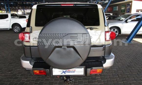 Nunua Ilio tumika Toyota FJ Cruiser Beige Gari ndani ya Lusaka nchini Zambia Nunua Ilio tumika Toyota FJ Cruiser Beige Gari ndani ya Lusaka nchini Zambia
