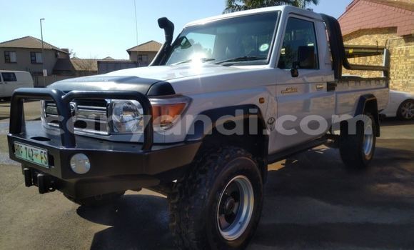 Nunua Ilio tumika Toyota Land Cruiser Nyeupe Gari ndani ya Lusaka nchini Zambia Nunua Ilio tumika Toyota Land Cruiser Nyeupe Gari ndani ya Lusaka nchini Zambia