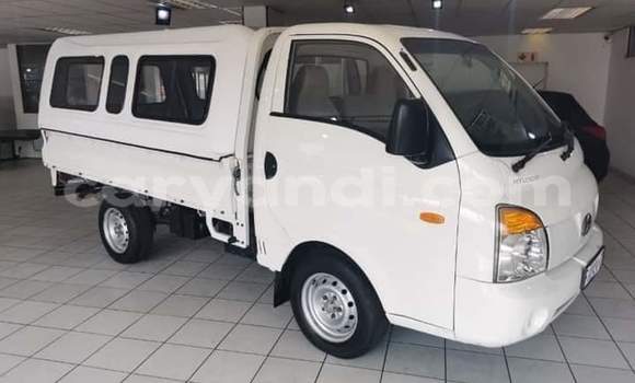 Acheter Occasion Utilitaire Hyundai H200 Blanc à Chipata, Zambie Acheter Occasion Utilitaire Hyundai H200 Blanc à Chipata, Zambie