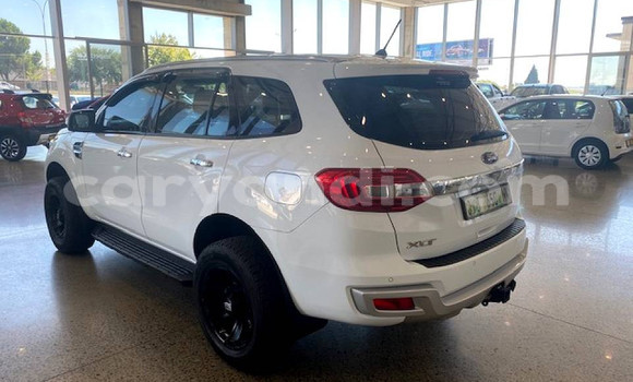 Acheter Occasion Voiture Ford Everest Blanc à Livingstone, Zambie Acheter Occasion Voiture Ford Everest Blanc à Livingstone, Zambie