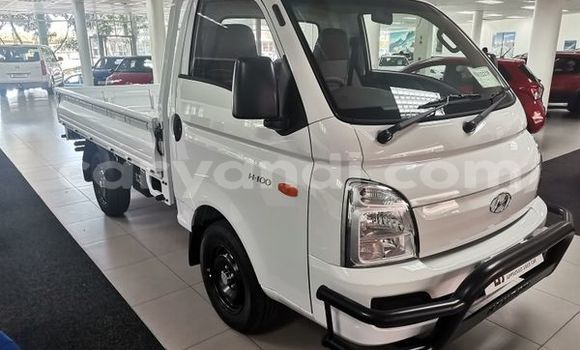 Buy Used Hyundai H200 White Car in Livingstone in Zambia