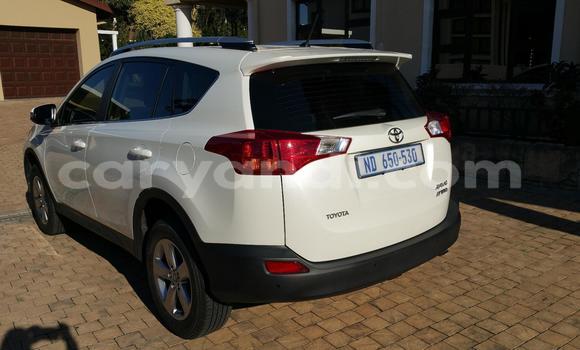 Nunua Ilio tumika Toyota RAV4 Nyeupe Gari ndani ya Livingstone nchini Zambia Nunua Ilio tumika Toyota RAV4 Nyeupe Gari ndani ya Livingstone nchini Zambia