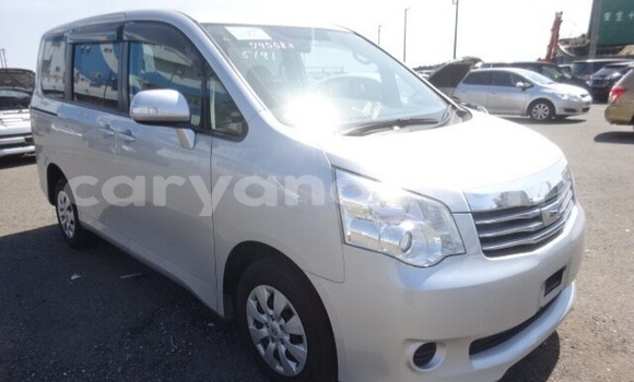Acheter Occasion Voiture Toyota Noah Gris à Livingstone, Zambie Acheter Occasion Voiture Toyota Noah Gris à Livingstone, Zambie