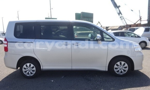 Acheter Occasion Voiture Toyota Noah Gris à Livingstone, Zambie Acheter Occasion Voiture Toyota Noah Gris à Livingstone, Zambie