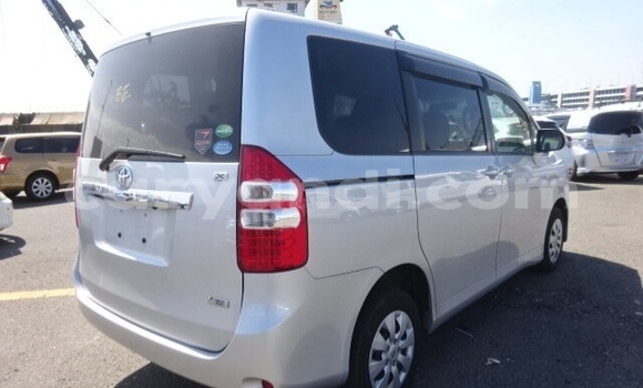 Acheter Occasion Voiture Toyota Noah Gris à Livingstone, Zambie Acheter Occasion Voiture Toyota Noah Gris à Livingstone, Zambie