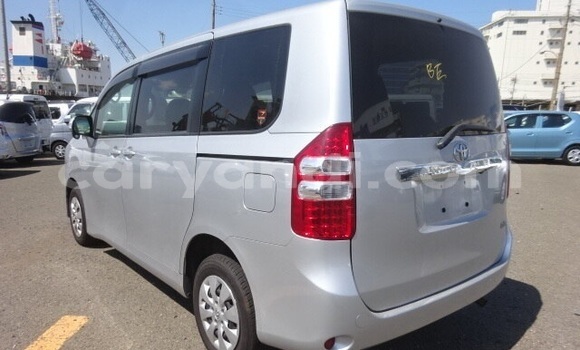 Acheter Occasion Voiture Toyota Noah Gris à Livingstone, Zambie Acheter Occasion Voiture Toyota Noah Gris à Livingstone, Zambie