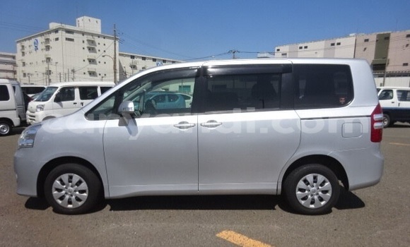Acheter Occasion Voiture Toyota Noah Gris à Livingstone, Zambie Acheter Occasion Voiture Toyota Noah Gris à Livingstone, Zambie