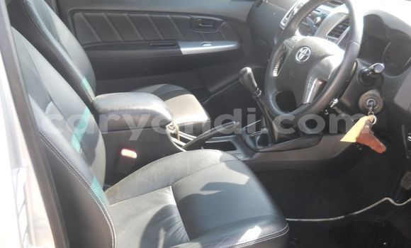 Nunua Ilio tumika Toyota Hilux Fedha Gari ndani ya Livingstone nchini Zambia Nunua Ilio tumika Toyota Hilux Fedha Gari ndani ya Livingstone nchini Zambia