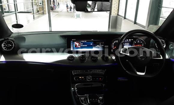 Nunua Ilio tumika Mercedes-Benz E-Classe Nyeusi Gari ndani ya Lusaka nchini Zambia Nunua Ilio tumika Mercedes-Benz E-Classe Nyeusi Gari ndani ya Lusaka nchini Zambia