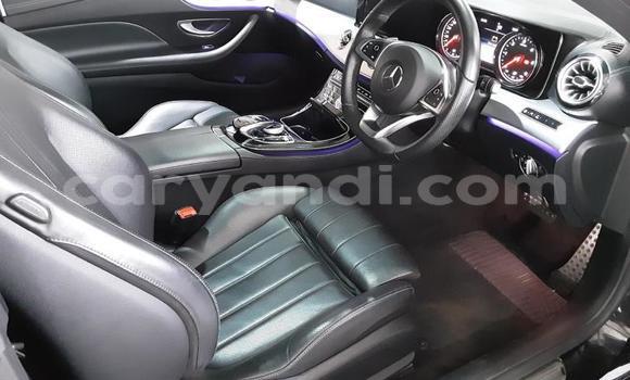Nunua Ilio tumika Mercedes-Benz E-Classe Nyeusi Gari ndani ya Lusaka nchini Zambia Nunua Ilio tumika Mercedes-Benz E-Classe Nyeusi Gari ndani ya Lusaka nchini Zambia