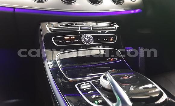 Nunua Ilio tumika Mercedes-Benz E-Classe Nyeusi Gari ndani ya Lusaka nchini Zambia Nunua Ilio tumika Mercedes-Benz E-Classe Nyeusi Gari ndani ya Lusaka nchini Zambia