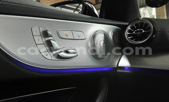 Nunua Ilio tumika Mercedes-Benz E-Classe Nyeusi Gari ndani ya Lusaka nchini Zambia Nunua Ilio tumika Mercedes-Benz E-Classe Nyeusi Gari ndani ya Lusaka nchini Zambia