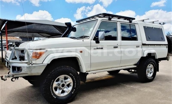Acheter Occasion Voiture Toyota Land Cruiser Blanc à Livingstone, Zambie Acheter Occasion Voiture Toyota Land Cruiser Blanc à Livingstone, Zambie