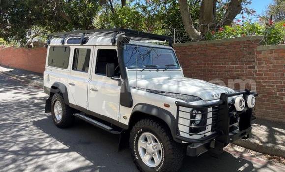 Buy Used Land Rover Defender White Car in Lusaka in Zambia